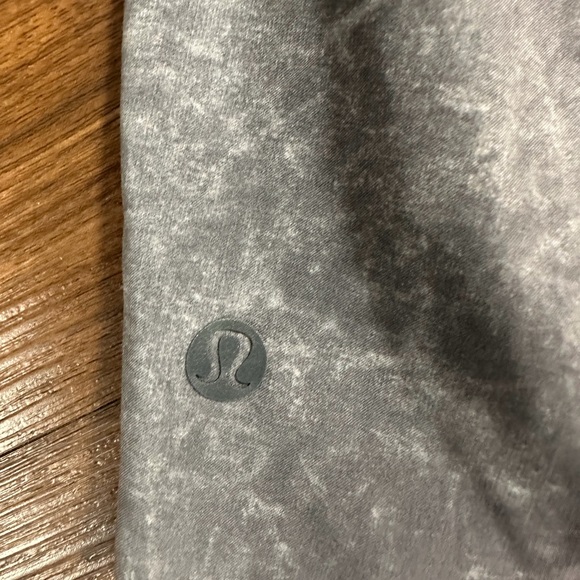 Lululemon T.H.E. Shorts Mens size  Medium Linerless 9" Running Gravel Dust Gray - Picture 4 of 4